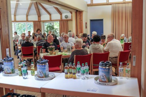 Matjesessen im Gemeindehaus.