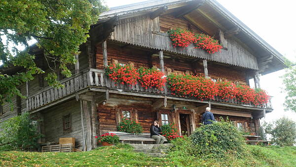 Themenbild: Bauernhaus mit Blumenschmuck