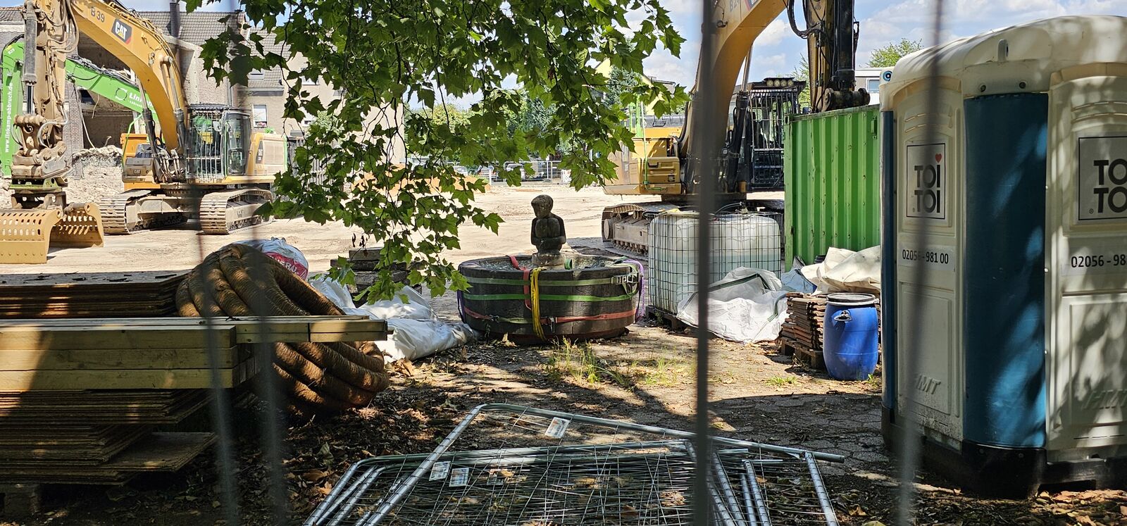 Der Brunnen mit hockendem Jungen