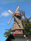 die von Peter Titz gebaute Windmühle