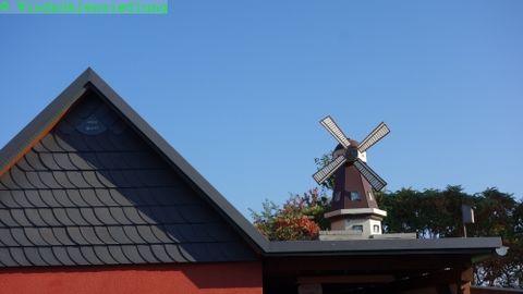 Die Windmühle steht jetzt an der alten, neuen Stelle - zuerst war sie ja auf dem damals noch flachen Dach unseer Role aufgebaut.