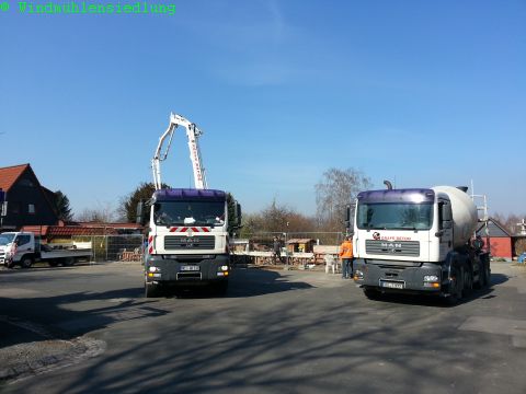 der erste Betonlaster wird geleert...