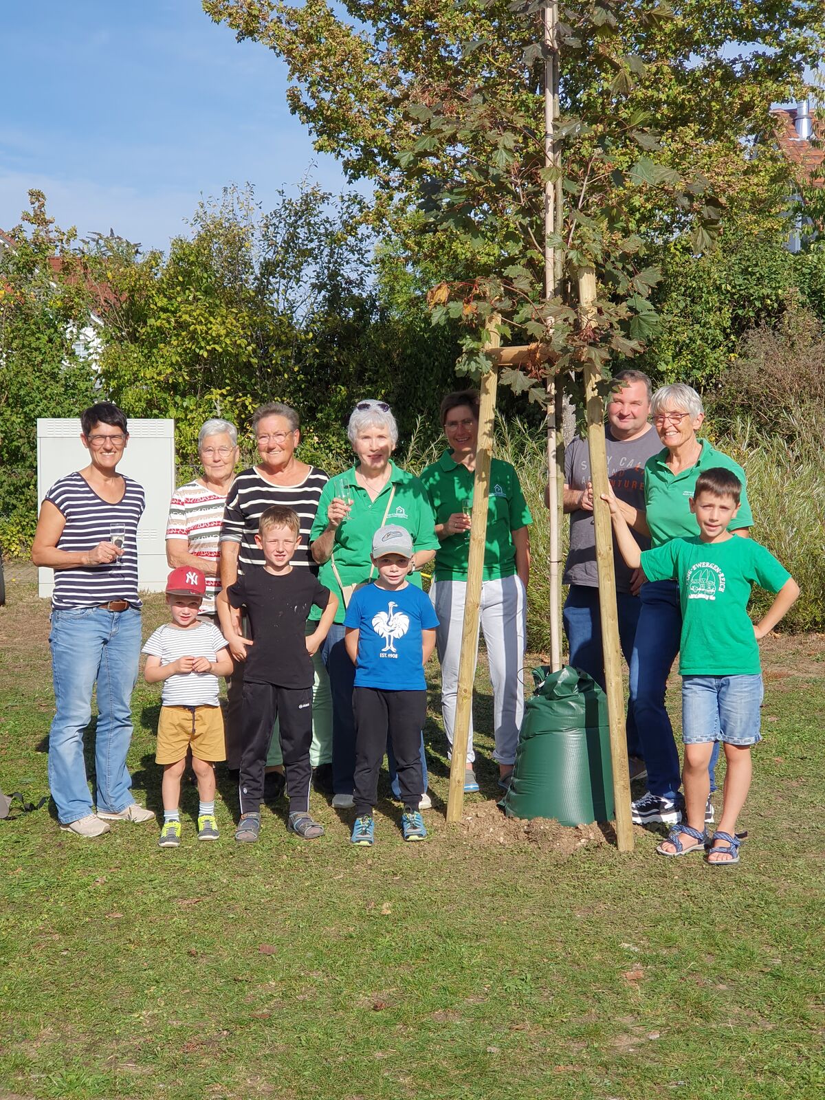 Der Baum für den Kinderspielplatz Brunnengärten steht