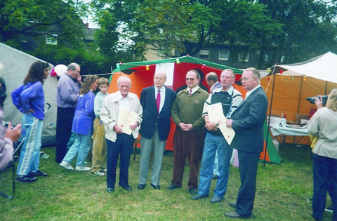 Auf dem 1. Straßenfest erhielten, auf Vorschlag des neuen geschäftsführenden Vorstandes, E. Staackmann, F. Meyer und F. Becker durch A. Demtröder die Verdienstmedaille des DSB. Private Hauszelte dienten den Gästen und uns als Wetter bzw. Sonnenschutz