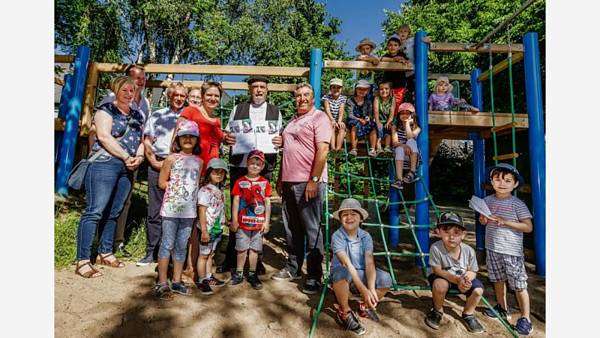 Themenbild: Zwei neue Paten für Spielplatz in Hörde