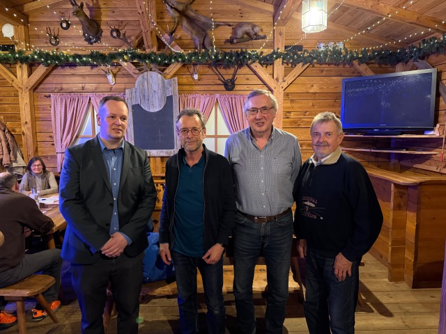 Foto mit Ehrung während der JHV 2026