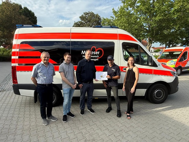 Gruppenbild vor dem Herzenswunsch-Krankenwagen