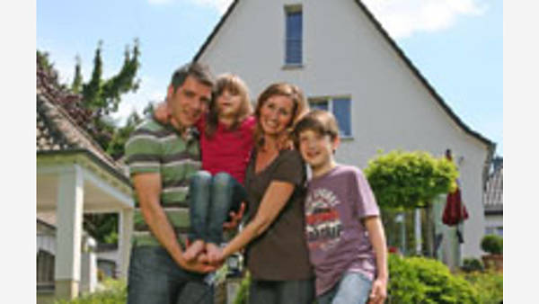 Themenbild: Familie im Garten