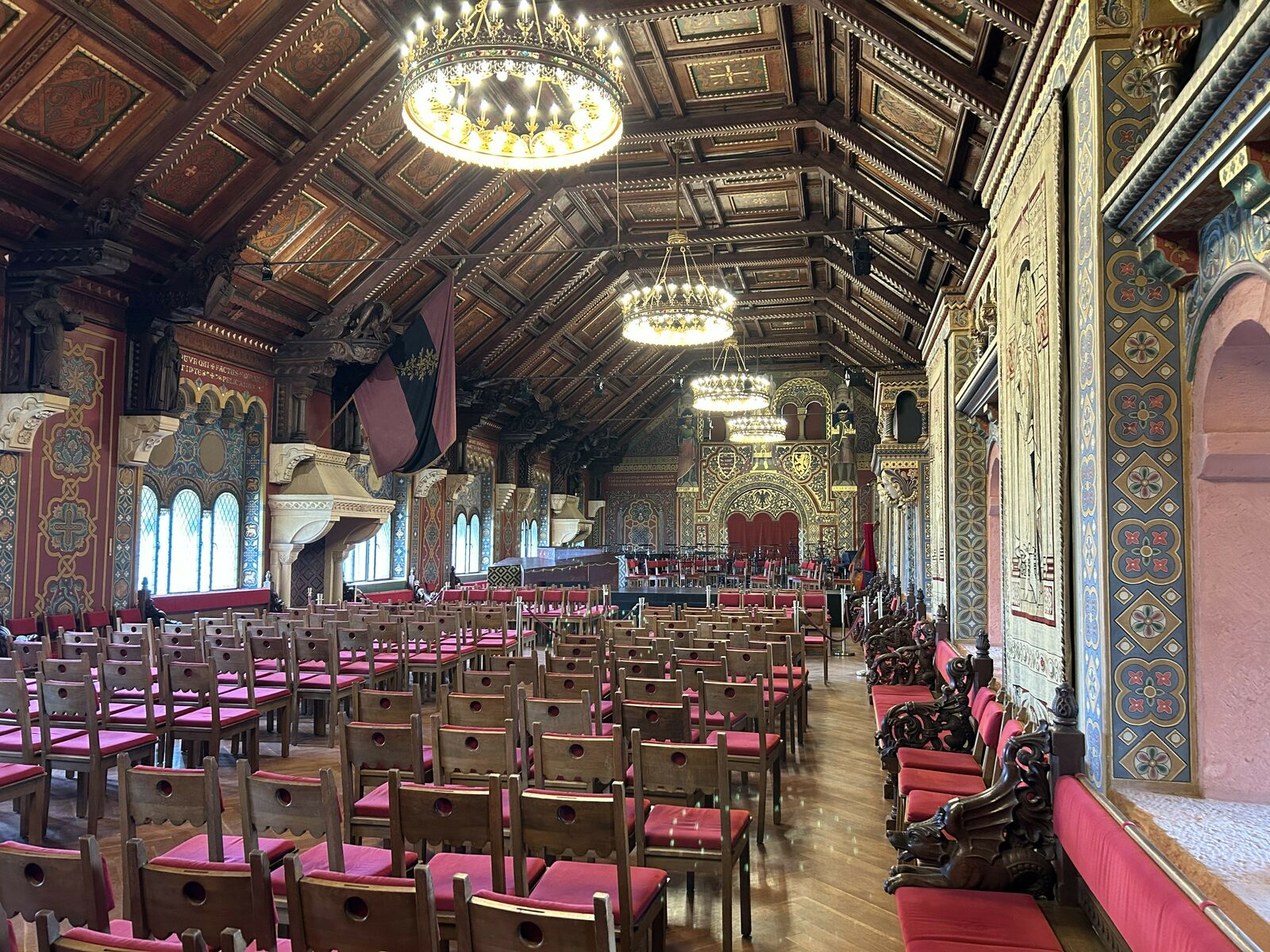 Der beeindruckende große Festsaal reicht über die gesamte Länge des Pallas