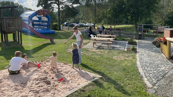 Themenbild: Spielplatz mit Hüpfburg