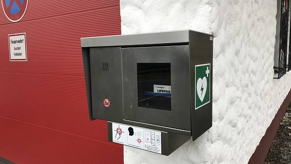 Themenbild: Der Defibrillator (AED) ist nun am Feuerwehrgerätehaus montiert und einsatzbereit