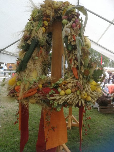 Die fertige Krone auf dem Erntedankfest.