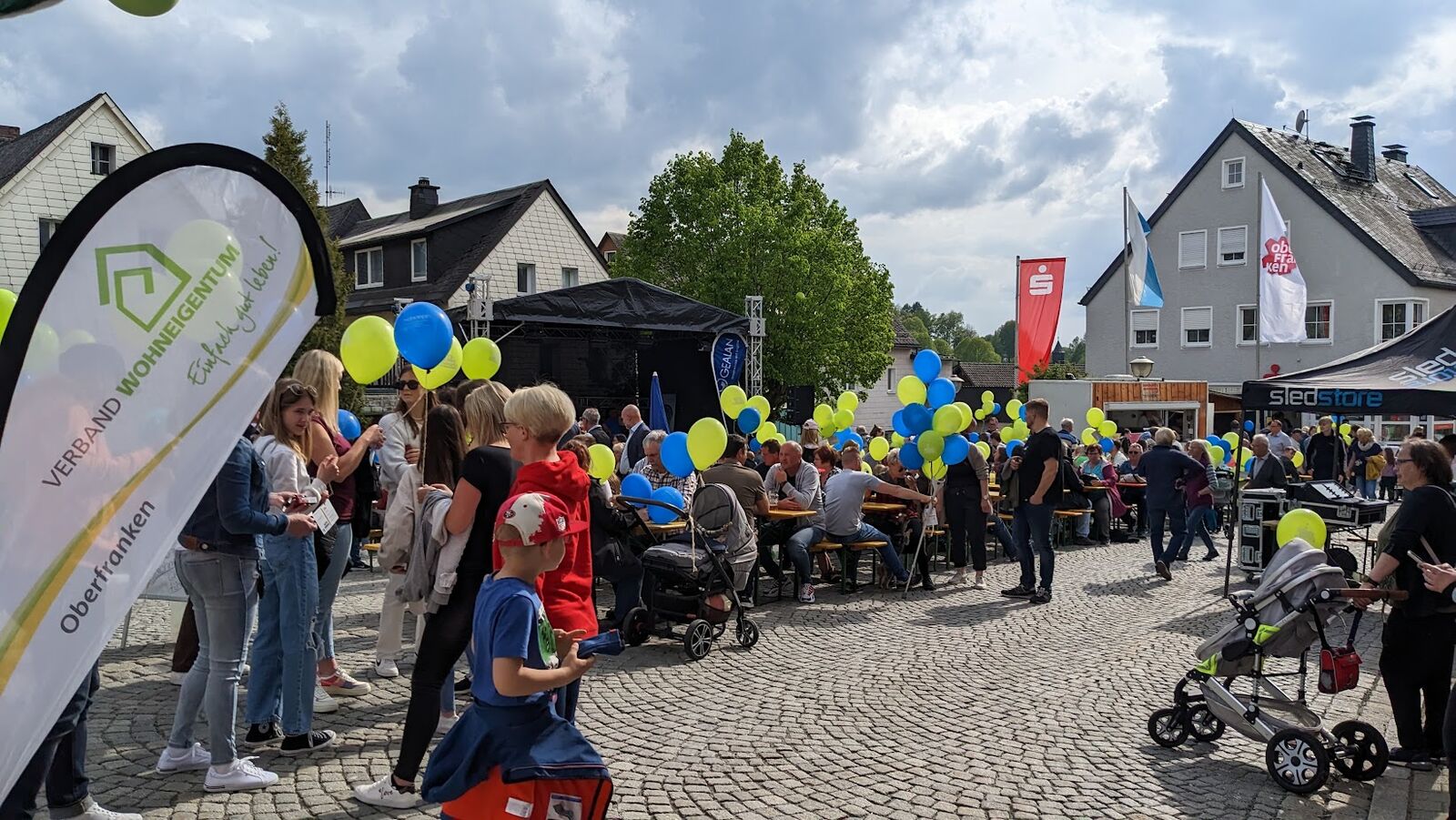 700 Frieden-Luftballons steigen