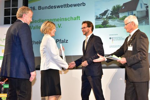 Gratulation zum 2. Preis für SGV von MdB Florian Pronold und Präsident VWE Hans Rauch