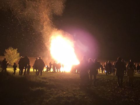 großes Martinsfeuer nach Umzug