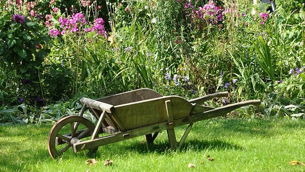 Themenbild: Schubkarre für Gartenarbeit Themenbild: Schubkarre für Gartenarbeit