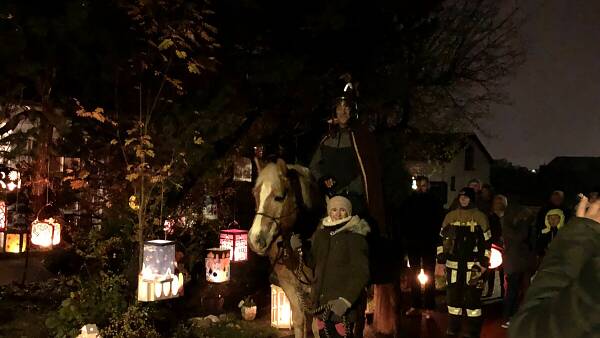 Themenbild: St. Martin vor geschmücktem Haus