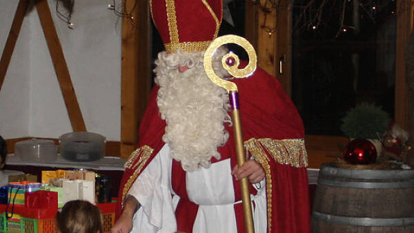 Themenbild: Nikolaus mit Kindern