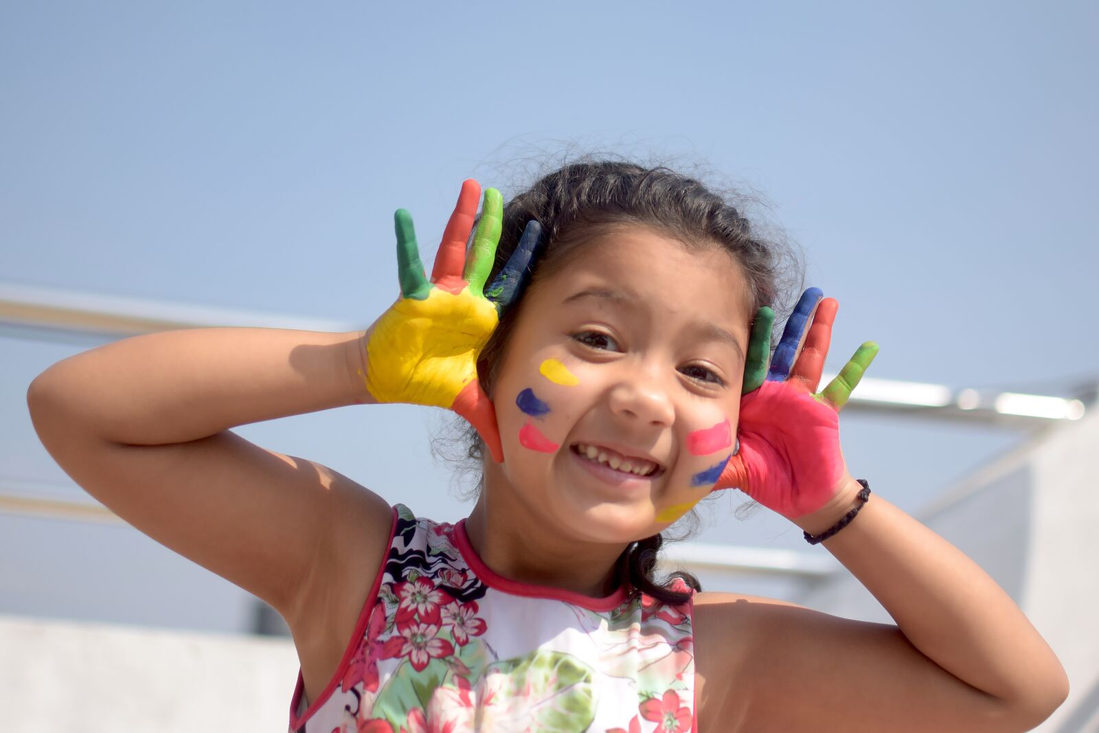 Kind mit Fingerfarben, Freude, Bunt