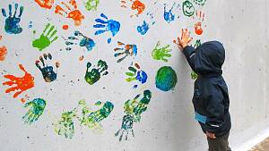 Bunte Kinderhände