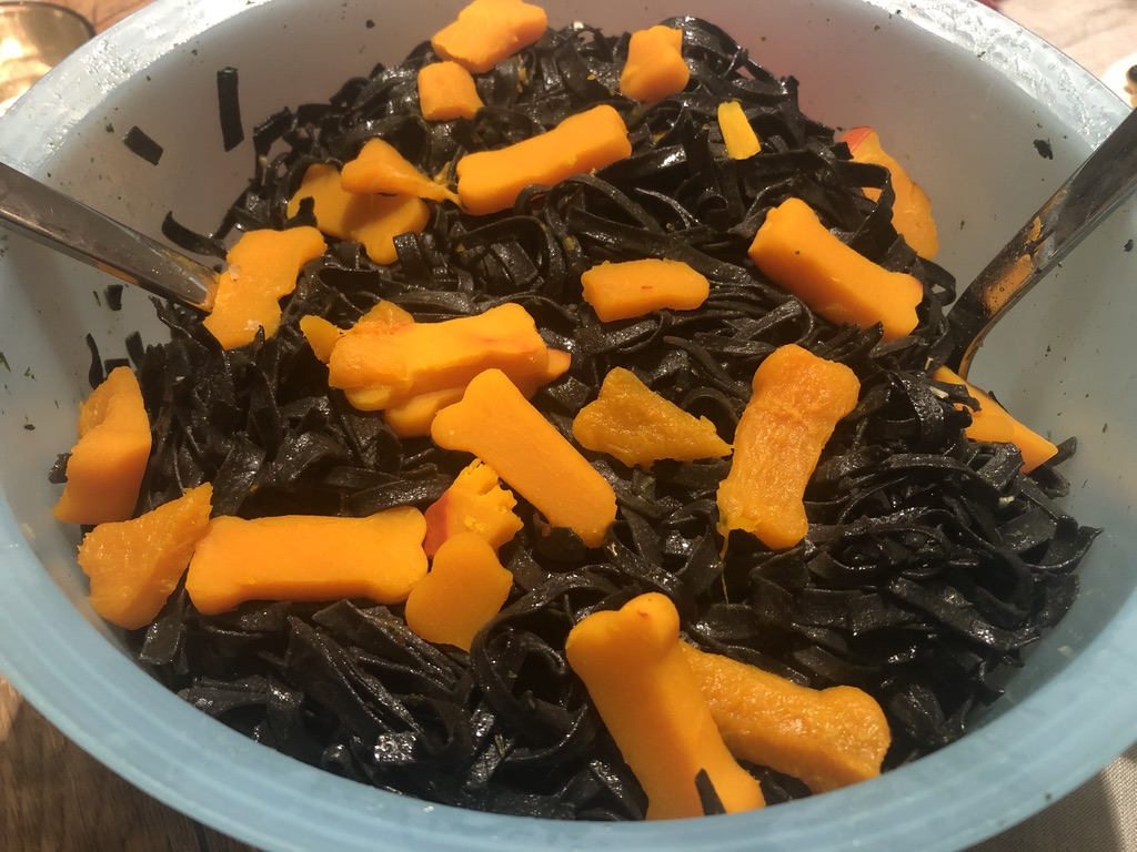 Nudelsalat mit Kürbisknochen